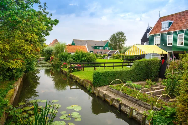 Las Antiguas Casas Colores Tradicionales Canal Pueblo Pescadores Holandeses Marken —  Fotos de Stock