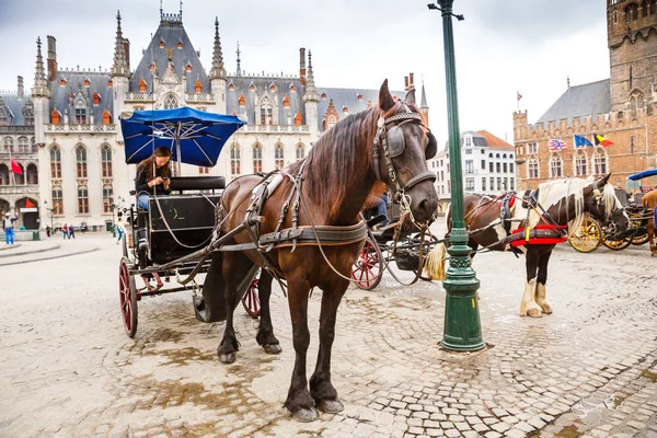 Брюгге Бельгия Августа 2015 Конные Экипажи Ждут Туристов Рыночной Площади — стоковое фото