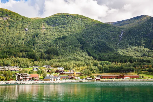 风景与山 海湾和村庄在挪威 — 图库照片