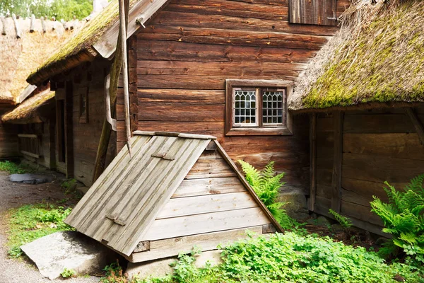Skansen park, ilk açık hava Müzesi ve ada Djurgarden üzerinde bulunan Hayvanat Bahçesi, geleneksel eski çiftlik.