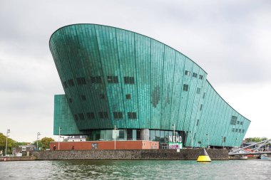 Amsterdam, Hollanda-18 Ağustos, 2015-bina Nemo Müzesi, denizden görüntülemek.