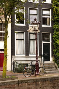 Lamba ve Amsterdam'da, Neterlands Bisiklet ile geleneksel eski bina.