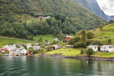Naeroyfjord, dağlar ve Norveç'te geleneksel köy evleri ile manzara.
