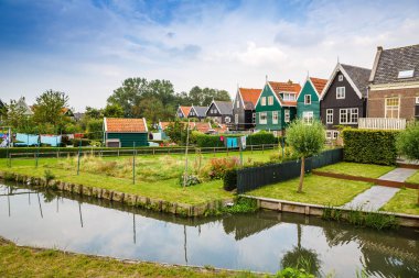 Marken, Hollanda, 19 Ağustos 2015 - eski geleneksel renkli evlerin Bahçe kanalında yılında Hollandalı balıkçı köyü.