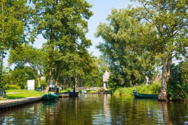 Giethoorn, Hollanda, 20 Ağustos 2015 - bilinmeyen turistler gezi tekne Hollanda masal Köyü.