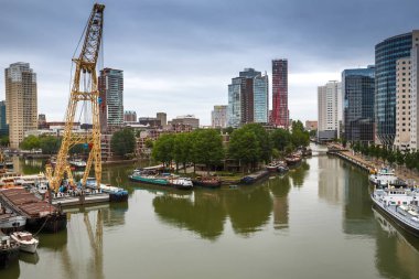 Rotterdam, Hollanda - 16 Ağustos - Modern binalar, bağlantı noktası ve nehir yukarıdan görüntüleyin.