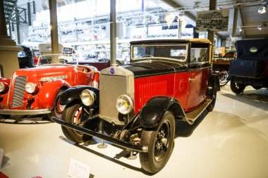 Brussels, Belçika - 25 Ağustos 2015 - Autoworld Museum, otomobil başlangıçlardan geçmişini gösteren eski araba koleksiyonu.
