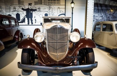 Brussels, Belçika - 25 Ağustos 2015 - Autoworld Museum, otomobil başlangıçlardan geçmişini gösteren eski araba koleksiyonu.