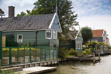 Nehir ve Hollanda evleri ile Zaanse Schans'a köy.
