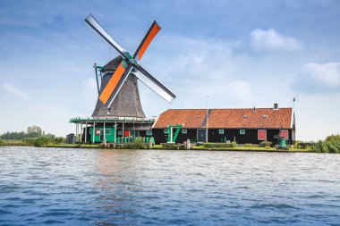 Nehre Zaam Zaanse Schans'a köy, geleneksel, otantik Hollanda Yeldeğirmeni.