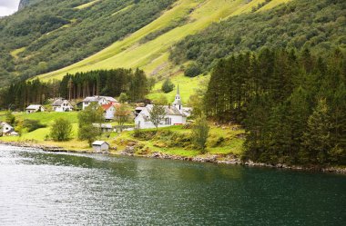 Naeroyfjord, dağlar ve Norveç'te geleneksel köy evleri ile manzara.