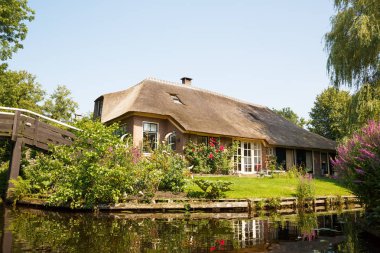 Güzel bahçe masal köyü Giethoorn Hollanda ile thatched çatı ev.