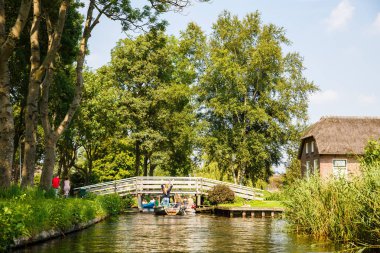 Giethoorn, Hollanda, 20 Ağustos 2015 - bilinmeyen turistler gezi tekne Hollanda masal Köyü.
