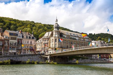 Dinant, Belçika - 24 Ağustos 2015 - evler ve Belçikalı eski şehirde sahil Meuse Nehri'nde köprü.