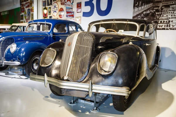 Brussels, Belçika - 25 Ağustos 2015 - Autoworld Museum, otomobil başlangıçlardan geçmişini gösteren eski araba koleksiyonu.
