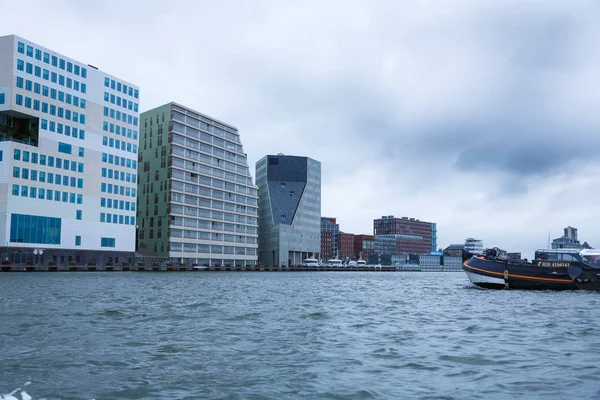 Amsterdam Niederland August 2015 Kanal Mit Booten Und Modernen Gebäuden — Stockfoto