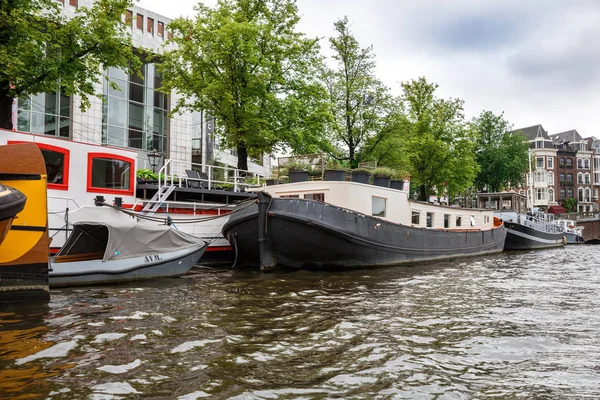 アムステルダム オランダ 18日 2015 運河ボート 建造物や樹木 水からの眺め — ストック写真