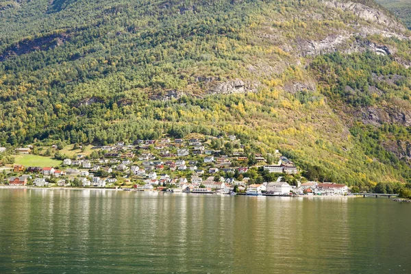 Paesaggio Con Naeroyfjord Montagne Case Villaggio Tradizionali Norvegia — Foto Stock