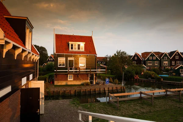 Las Antiguas Casas Colores Tradicionales Canal Pueblo Pescadores Holandeses Atardecer —  Fotos de Stock