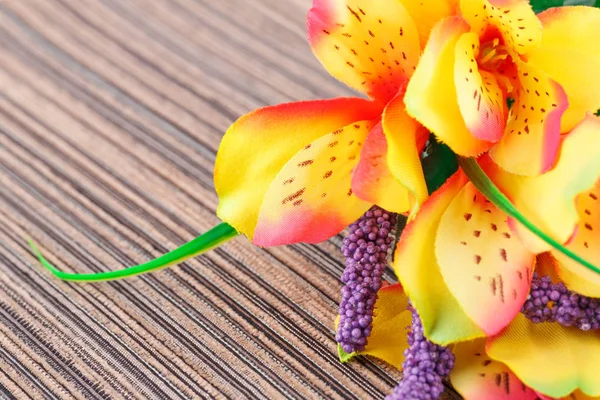 Flores Artificiais Coloridas Fundo Pano Imagem Close — Fotografia de Stock
