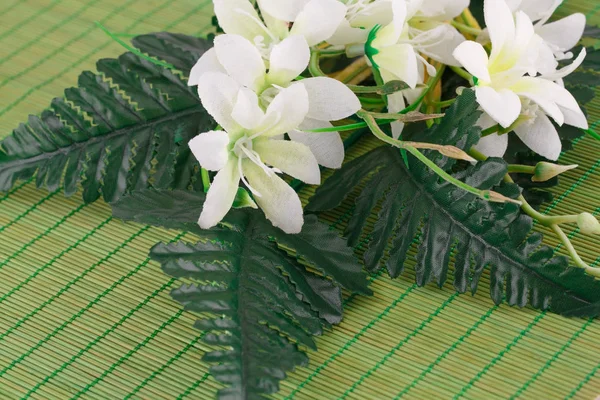 Weiße Stoffblumen Auf Bambus Hintergrund Nahaufnahme — Stockfoto