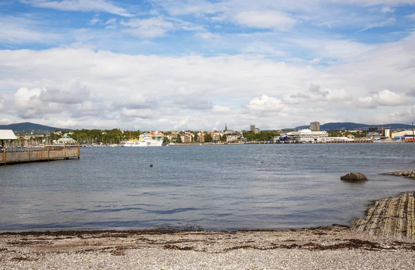 Oslo Norsko Srpen 2014 Pobřeží Budovami Kopce Lodí — Stock fotografie