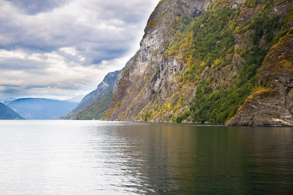 Paisagem Com Naeroyfjord Altas Montanhas Noruega — Fotografia de Stock