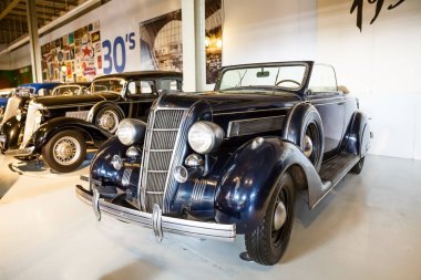 Brussels, Belçika - 25 Ağustos 2015 - Autoworld Museum, otomobil başlangıçlardan geçmişini gösteren eski araba koleksiyonu.
