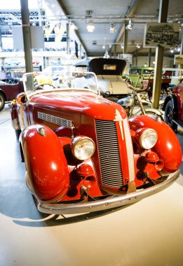 Brussels, Belçika - 25 Ağustos 2015 - Autoworld Museum, otomobil başlangıçlardan geçmişini gösteren eski araba koleksiyonu.
