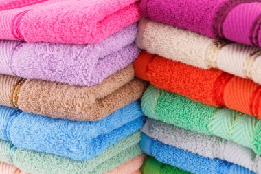 Renkli havlu yığınları portre resim.
