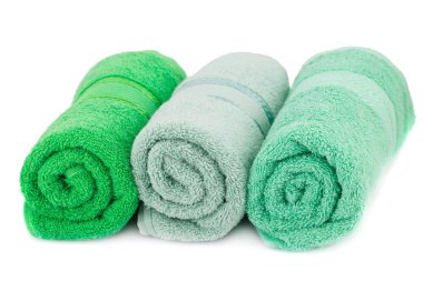 Beyaz arka plan üzerinde izole renkli havlu haddelenmiş.