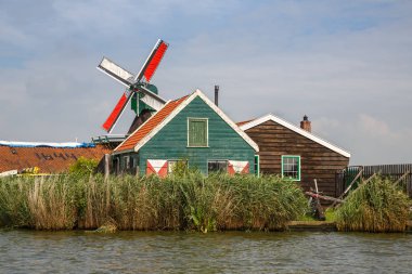 Nehre Zaam Zaanse Schans'a köy, geleneksel, otantik Hollanda Yeldeğirmeni.