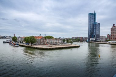Rotterdam, Hollanda - 16 Ağustos - Modern renkli binalar ve nehir manzarası.
