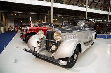 Brussels, Belçika - 25 Ağustos 2015 - Autoworld Museum, otomobil başlangıçlardan geçmişini gösteren eski araba koleksiyonu.