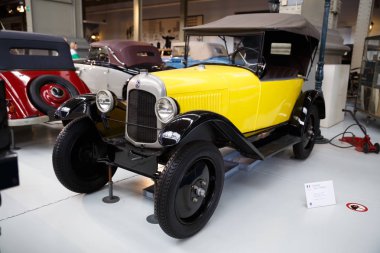 Brussels, Belçika - 25 Ağustos 2015 - Autoworld Museum, otomobil başlangıçlardan geçmişini gösteren eski araba koleksiyonu.