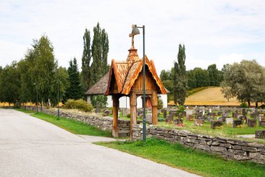 Heddal, Norveç-Ağustos 15, 2014 - old church yakınındaki Norveç köyde eski mezarlığı.