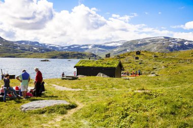 Norveç-Ağustos 15, 2014 - yatay, dağ, göl, evler ve insanlar Norveççe kırsal yer.
