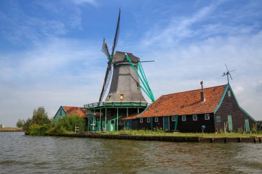 Nehre Zaam Zaanse Schans'a köy, geleneksel, otantik Hollanda Yeldeğirmeni.
