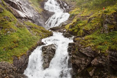 Latefossen, Norveç-Ağustos 15, 2014 - dansçı en büyük Norveçli şelaleler bir kırmızı elbiseli.