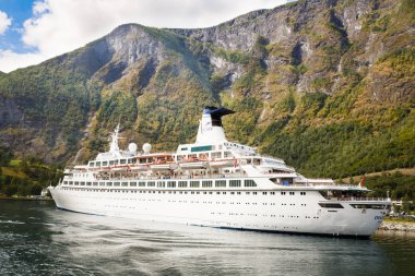 Flam, Norveç-Ağustos 16, 2014 - Cruis gemi Flam köyü limanında yolcu ile.