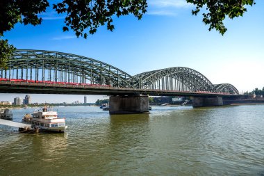 Hohenzollern köprü üzerinden Ren Nehri kıyısındaki Köln, Almanya.