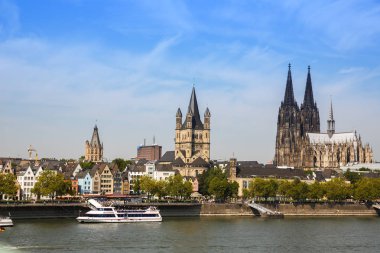 Köln, Almanya - 22 Ağustos 2015 - Roma Katolik Gotik Katedrali ve büyük St. Martin Kilisesi görüntülemek Ren Nehri.