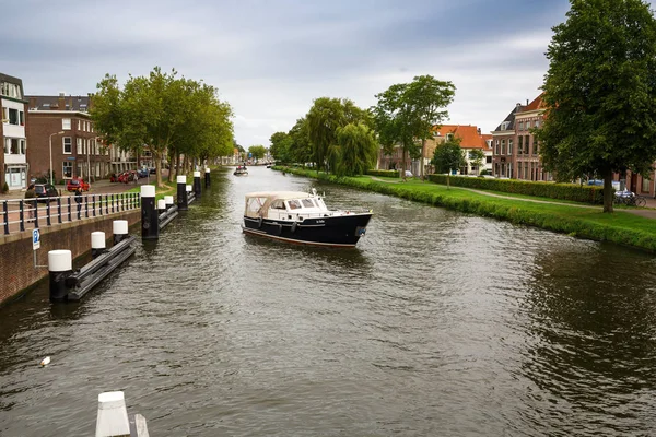 Delft Nederland Augustus 2015 Het Kanaal Met Boten Prachtige Historische — Stockfoto