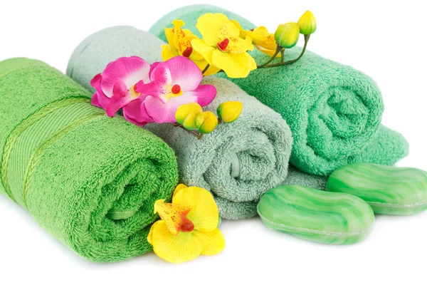 Gevouwen Handdoeken Zeep Bloemen Close Foto — Stockfoto
