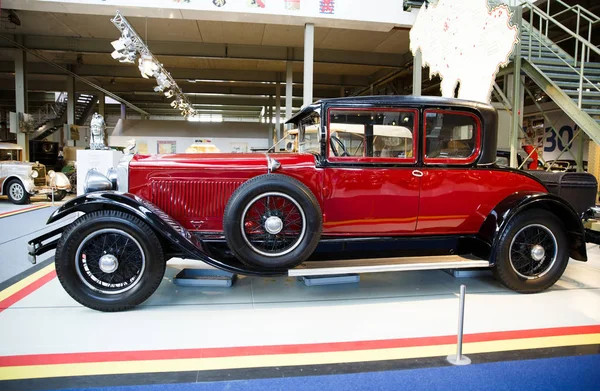 Brussels, Belçika - 25 Ağustos 2015 - Autoworld Museum, otomobil başlangıçlardan geçmişini gösteren eski araba koleksiyonu.