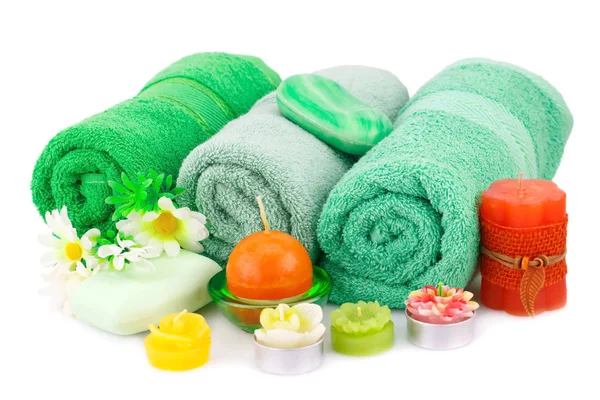 Spa Bezet Met Handdoeken Kaarsen Zeep Bloemen Geïsoleerd Witte Achtergrond — Stockfoto