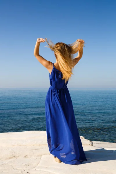 Ładny Blond Kobieta Niebieskiej Sukience Plaży Cyprze — Zdjęcie stockowe