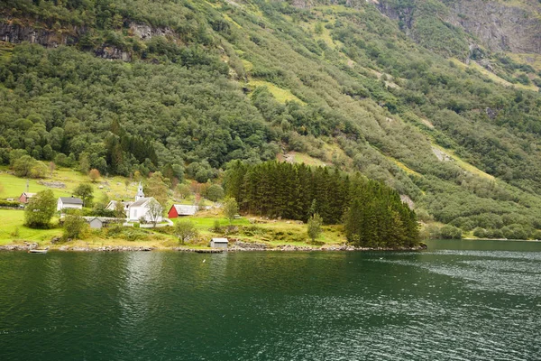 Τοπίο Naeroyfjord Βουνά Και Παραδοσιακά Σπίτια Στη Νορβηγία — Φωτογραφία Αρχείου