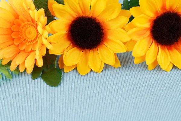 クローズ アップ写真の布背景に黄色の布花 — ストック写真