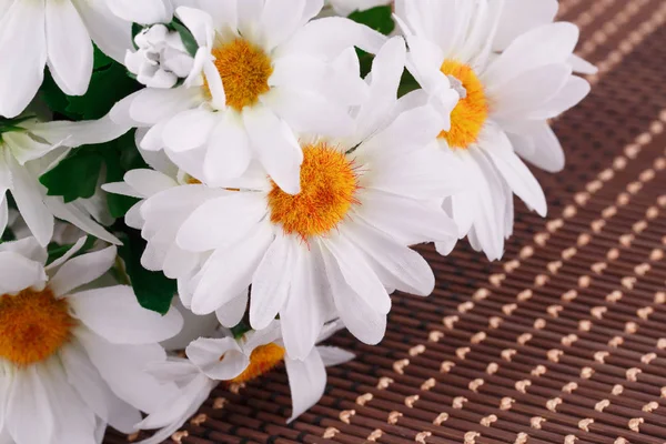 Marguerites Tissu Blanc Sur Fond Bambou Image Rapprochée — Photo